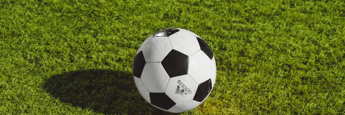 足球场大屏幕显示实时比分数字的特写镜头